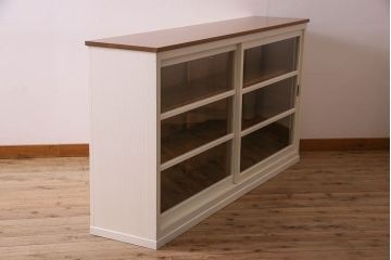 ペイント家具　アイボリーカラー　樺材天板の戸棚(キャビネット、カウンター)