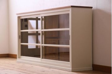 ペイント家具　アイボリーカラー　樺材天板の戸棚(キャビネット、カウンター)