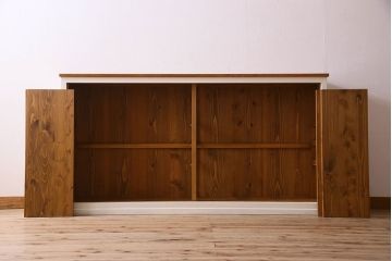 ペイント家具　アイボリーカラー　樺材天板の戸棚(キャビネット、カウンター)