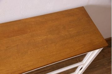 ペイント家具　アイボリーカラー　樺材天板の戸棚(キャビネット、カウンター)