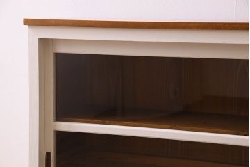 ペイント家具　アイボリーカラー　樺材天板の戸棚(キャビネット、カウンター)