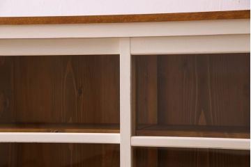 ペイント家具　アイボリーカラー　樺材天板の戸棚(キャビネット、カウンター)
