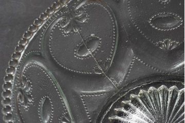 アンティーク雑貨　大正〜昭和初期　おしゃれな模様が可愛らしいガラス鉢(皿、器、プレスガラス)