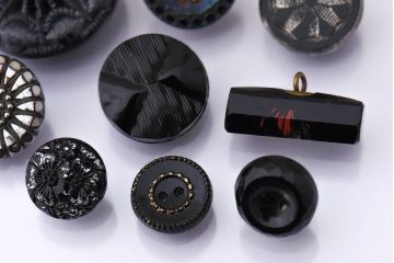 アンティーク雑貨　ビンテージ　チェコ製　ブラックガラスのボタン9個セット(1)