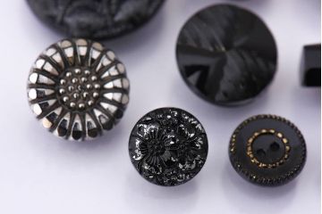 アンティーク雑貨　ビンテージ　チェコ製　ブラックガラスのボタン9個セット(1)