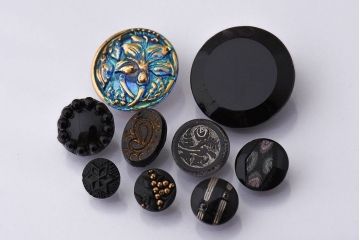 アンティーク雑貨　ビンテージ　チェコ製　ブラックガラスのボタン9個セット(2)