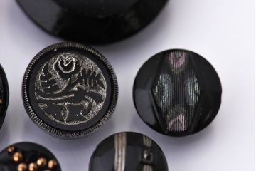 アンティーク雑貨　ビンテージ　チェコ製　ブラックガラスのボタン9個セット(2)