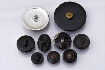 アンティーク雑貨　ビンテージ　チェコ製　ブラックガラスのボタン9個セット(2)