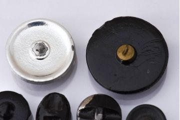 アンティーク雑貨　ビンテージ　チェコ製　ブラックガラスのボタン9個セット(2)