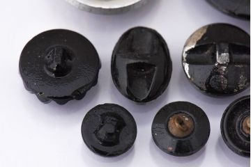 アンティーク雑貨　ビンテージ　チェコ製　ブラックガラスのボタン9個セット(2)