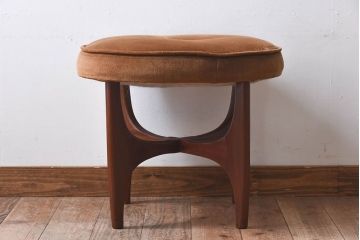 北欧家具　チーク材　フォルムがかわいらしい　クッションスツール