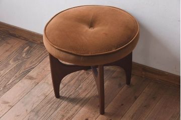 北欧家具　チーク材　フォルムがかわいらしい　クッションスツール