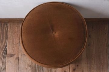 北欧家具　チーク材　フォルムがかわいらしい　クッションスツール