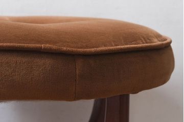 北欧家具　チーク材　フォルムがかわいらしい　クッションスツール