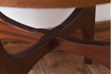 北欧家具　チーク材　フォルムがかわいらしい　クッションスツール