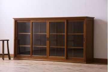 レトロ家具　昭和レトロ　四枚のガラス引き戸が印象的な収納棚(サイドボード、飾り棚)