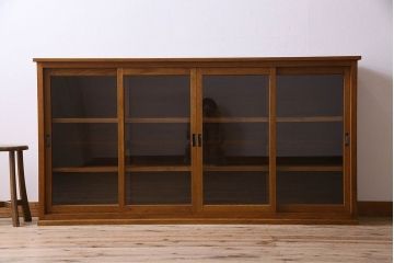 レトロ家具　昭和レトロ　四枚のガラス引き戸が印象的な収納棚(サイドボード、飾り棚)