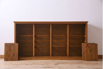 レトロ家具　昭和レトロ　四枚のガラス引き戸が印象的な収納棚(サイドボード、飾り棚)