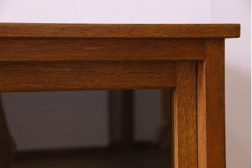 レトロ家具　昭和レトロ　四枚のガラス引き戸が印象的な収納棚(サイドボード、飾り棚)