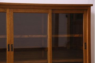 レトロ家具　昭和レトロ　四枚のガラス引き戸が印象的な収納棚(サイドボード、飾り棚)