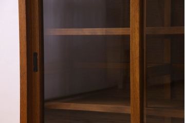 レトロ家具　昭和レトロ　四枚のガラス引き戸が印象的な収納棚(サイドボード、飾り棚)