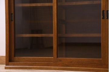 レトロ家具　昭和レトロ　四枚のガラス引き戸が印象的な収納棚(サイドボード、飾り棚)