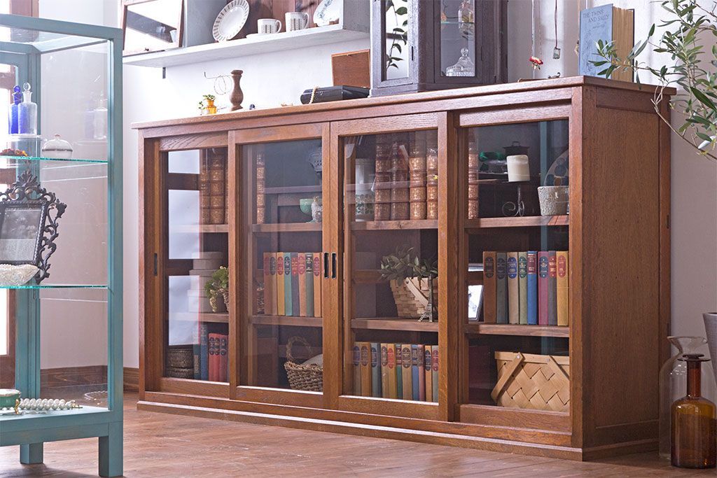 レトロ家具 昭和レトロ 四枚のガラス引き戸が印象的な収納棚(サイドボード、飾り棚)