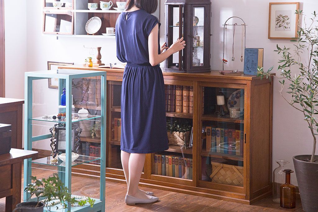 レトロ家具 昭和レトロ 四枚のガラス引き戸が印象的な収納棚(サイドボード、飾り棚)