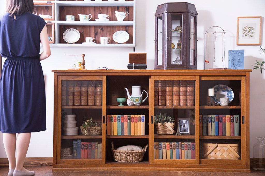 レトロ家具 昭和レトロ 四枚のガラス引き戸が印象的な収納棚(サイドボード、飾り棚)