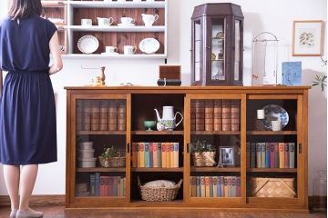 レトロ家具 昭和レトロ 四枚のガラス引き戸が印象的な収納棚(サイドボード、飾り棚)