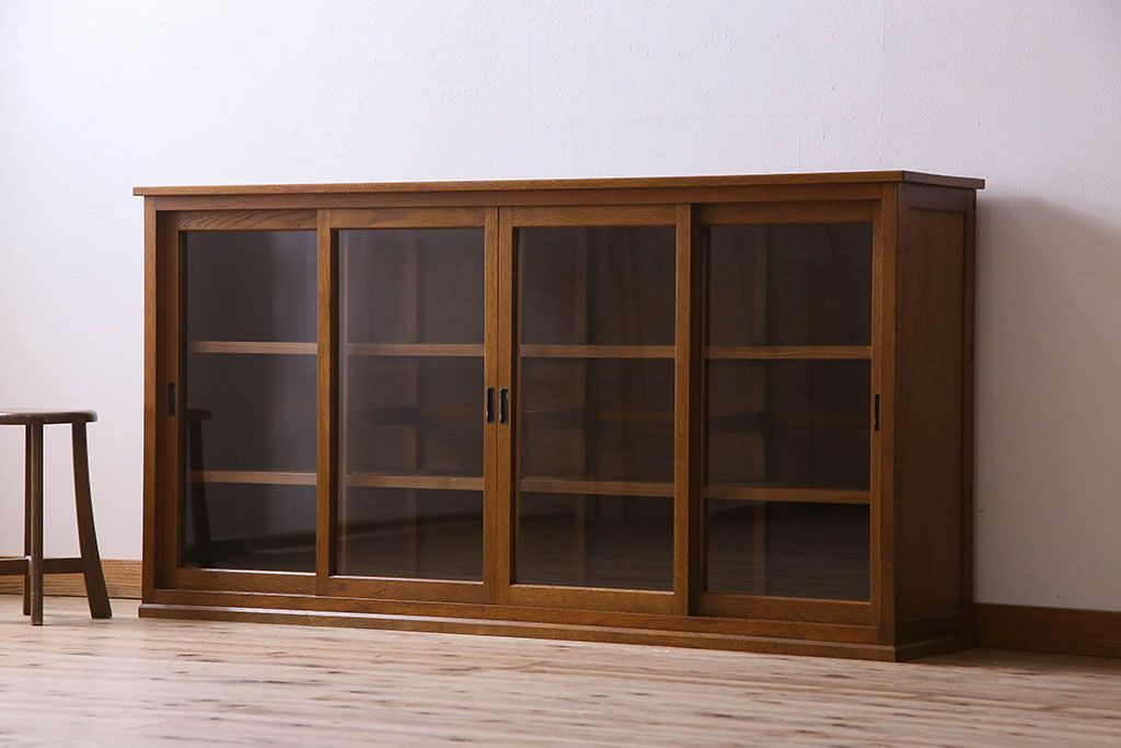 レトロ家具 昭和レトロ 四枚のガラス引き戸が印象的な収納棚(サイドボード、飾り棚)
