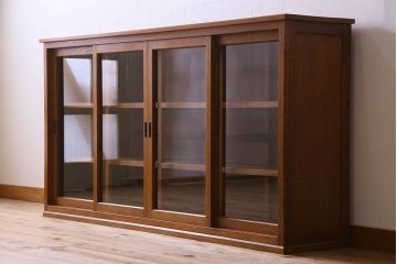 レトロ家具 昭和レトロ 四枚のガラス引き戸が印象的な収納棚(サイドボード、飾り棚)