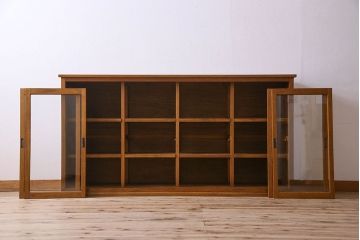 レトロ家具 昭和レトロ 四枚のガラス引き戸が印象的な収納棚(サイドボード、飾り棚)