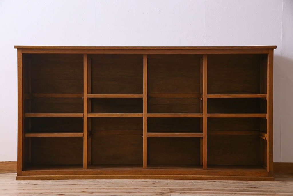 レトロ家具 昭和レトロ 四枚のガラス引き戸が印象的な収納棚(サイドボード、飾り棚)