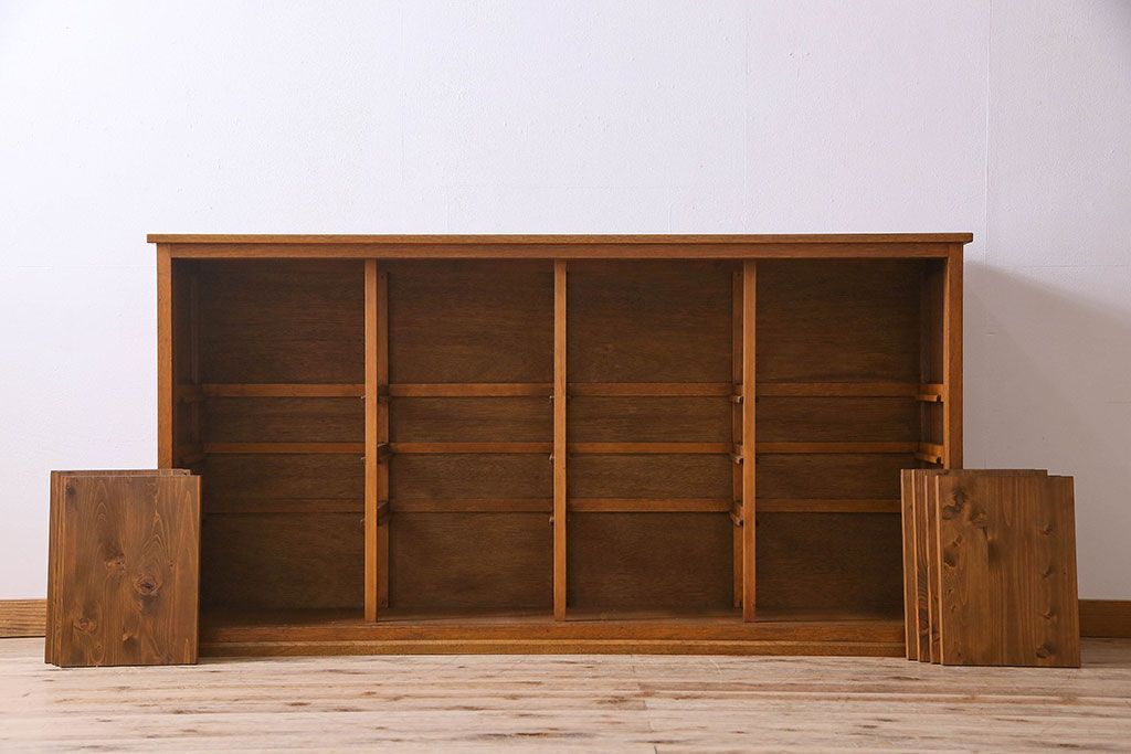 レトロ家具 昭和レトロ 四枚のガラス引き戸が印象的な収納棚(サイドボード、飾り棚)