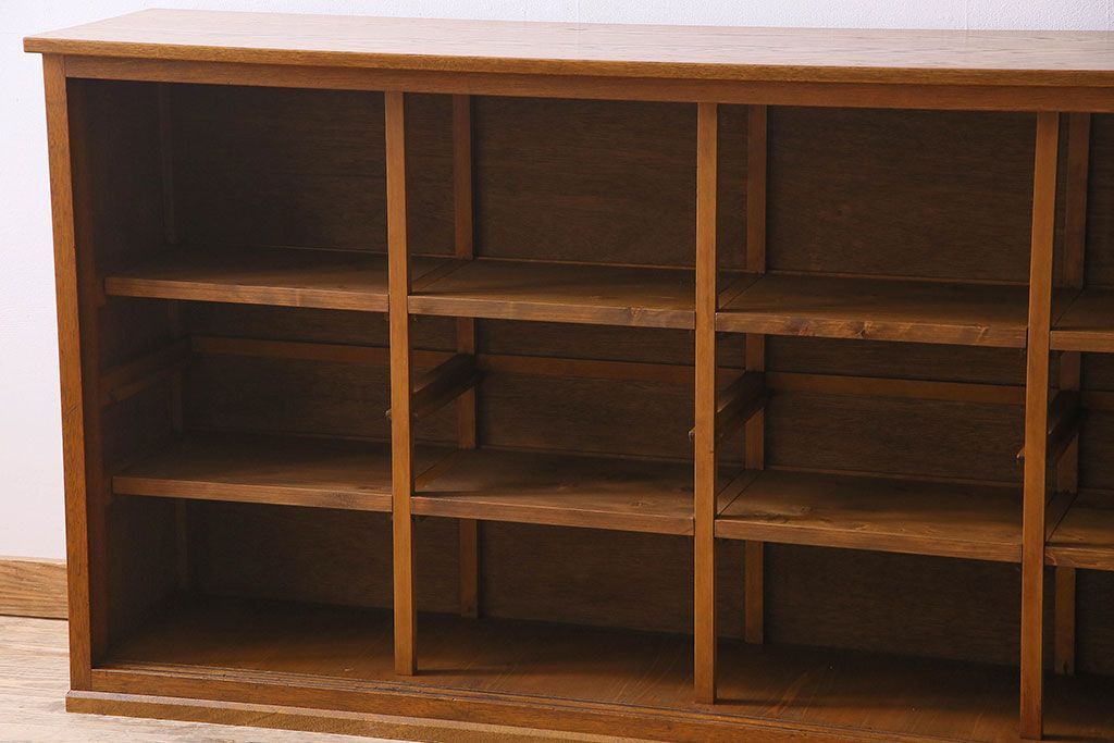 レトロ家具 昭和レトロ 四枚のガラス引き戸が印象的な収納棚(サイドボード、飾り棚)