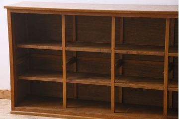 レトロ家具 昭和レトロ 四枚のガラス引き戸が印象的な収納棚(サイドボード、飾り棚)