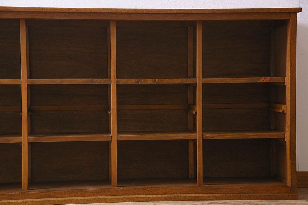 レトロ家具 昭和レトロ 四枚のガラス引き戸が印象的な収納棚(サイドボード、飾り棚)