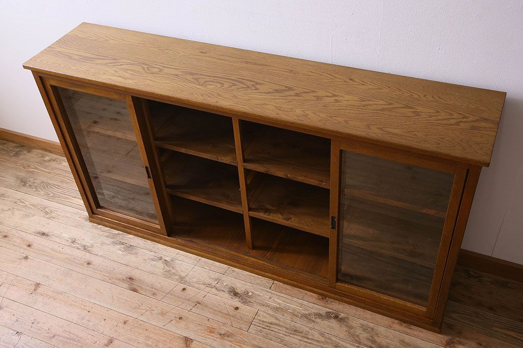 レトロ家具 昭和レトロ 四枚のガラス引き戸が印象的な収納棚(サイドボード、飾り棚)