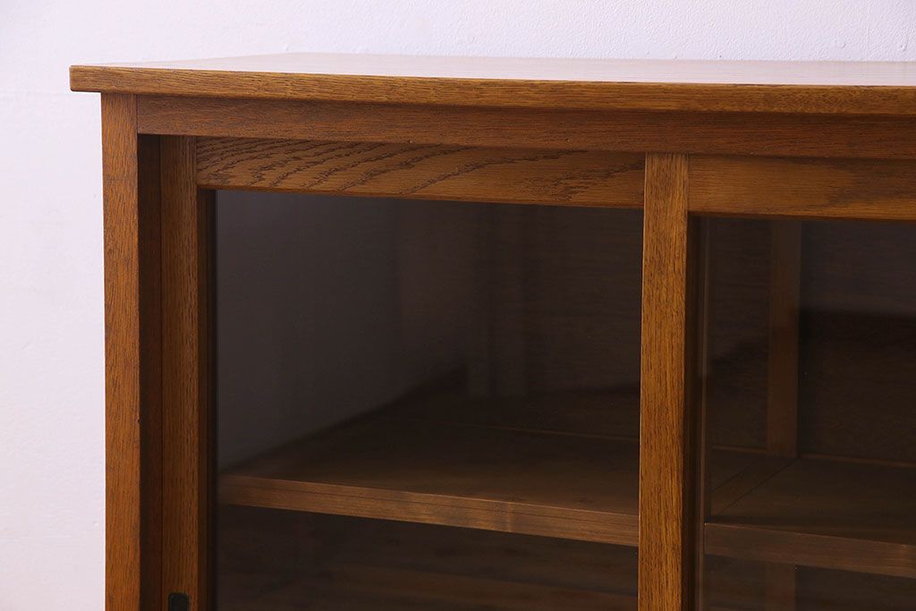 レトロ家具 昭和レトロ 四枚のガラス引き戸が印象的な収納棚(サイドボード、飾り棚)