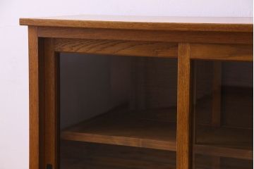レトロ家具 昭和レトロ 四枚のガラス引き戸が印象的な収納棚(サイドボード、飾り棚)