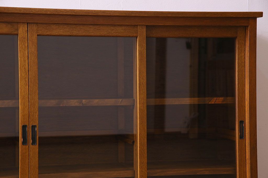レトロ家具 昭和レトロ 四枚のガラス引き戸が印象的な収納棚(サイドボード、飾り棚)