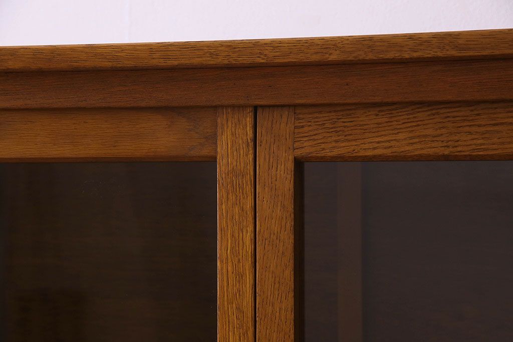 レトロ家具 昭和レトロ 四枚のガラス引き戸が印象的な収納棚(サイドボード、飾り棚)