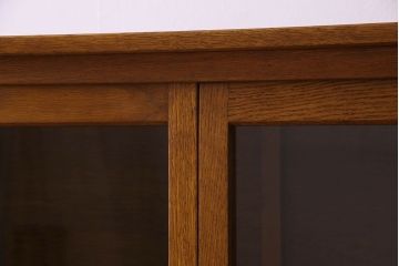 レトロ家具 昭和レトロ 四枚のガラス引き戸が印象的な収納棚(サイドボード、飾り棚)