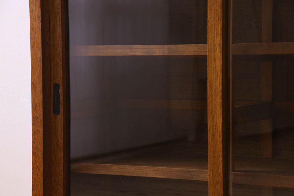 レトロ家具 昭和レトロ 四枚のガラス引き戸が印象的な収納棚(サイドボード、飾り棚)