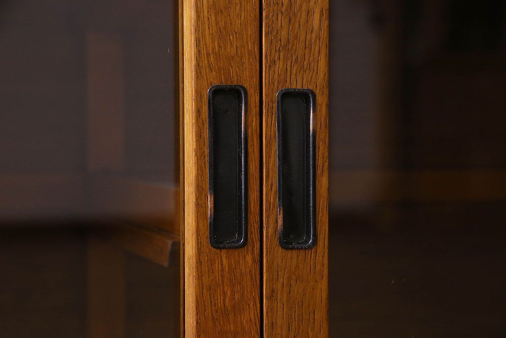 レトロ家具 昭和レトロ 四枚のガラス引き戸が印象的な収納棚(サイドボード、飾り棚)