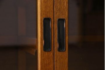 レトロ家具 昭和レトロ 四枚のガラス引き戸が印象的な収納棚(サイドボード、飾り棚)