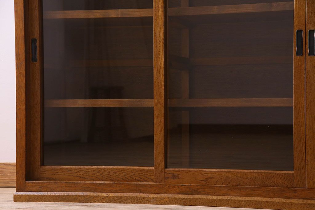 レトロ家具 昭和レトロ 四枚のガラス引き戸が印象的な収納棚(サイドボード、飾り棚)