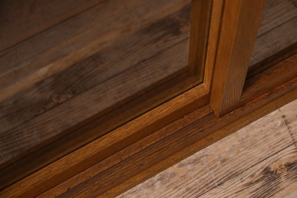 レトロ家具 昭和レトロ 四枚のガラス引き戸が印象的な収納棚(サイドボード、飾り棚)