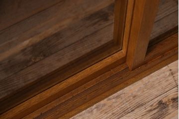 レトロ家具 昭和レトロ 四枚のガラス引き戸が印象的な収納棚(サイドボード、飾り棚)